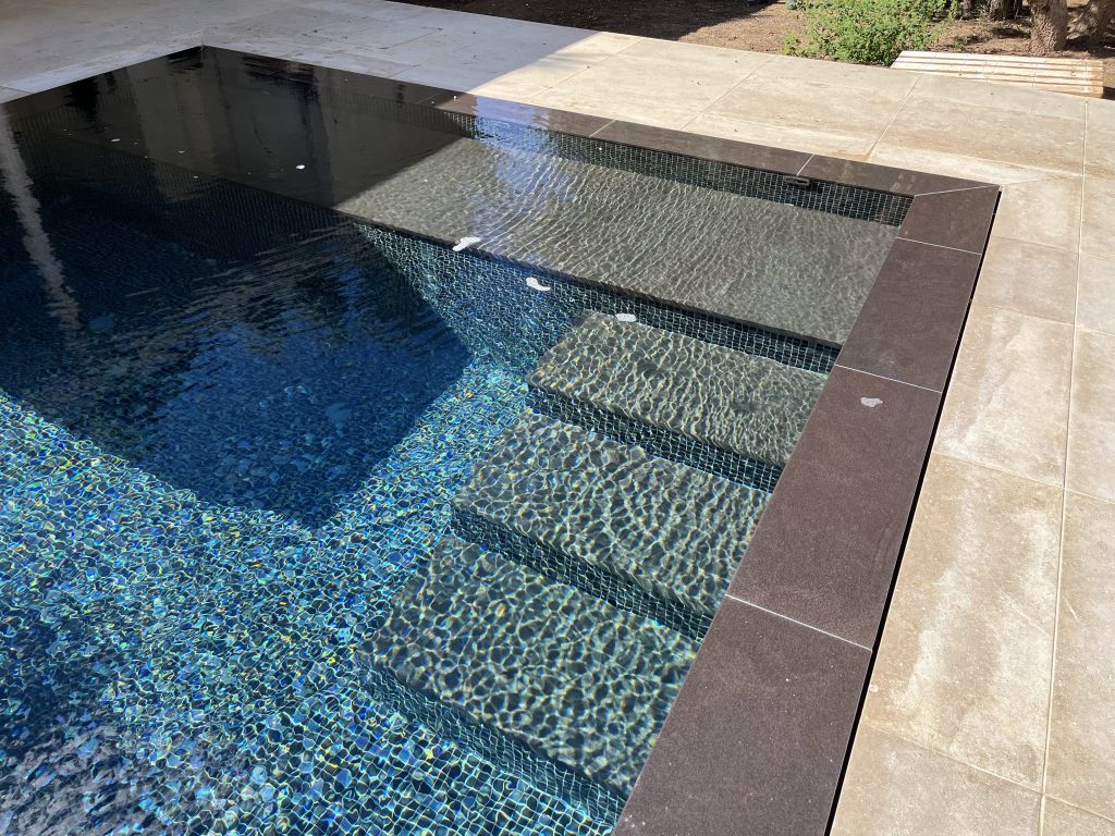 Aix en provence | Revêtement d'une piscine miroir (14.00m x 4.00m)