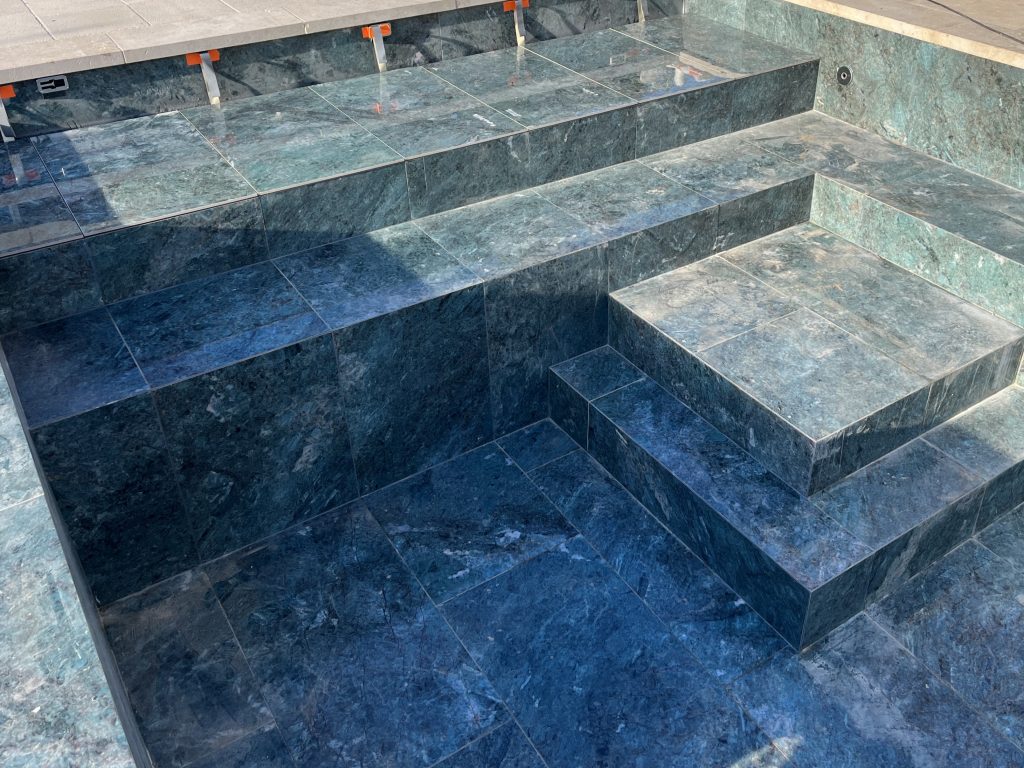 Nice | Revêtement intérieur d'une piscine à débordement