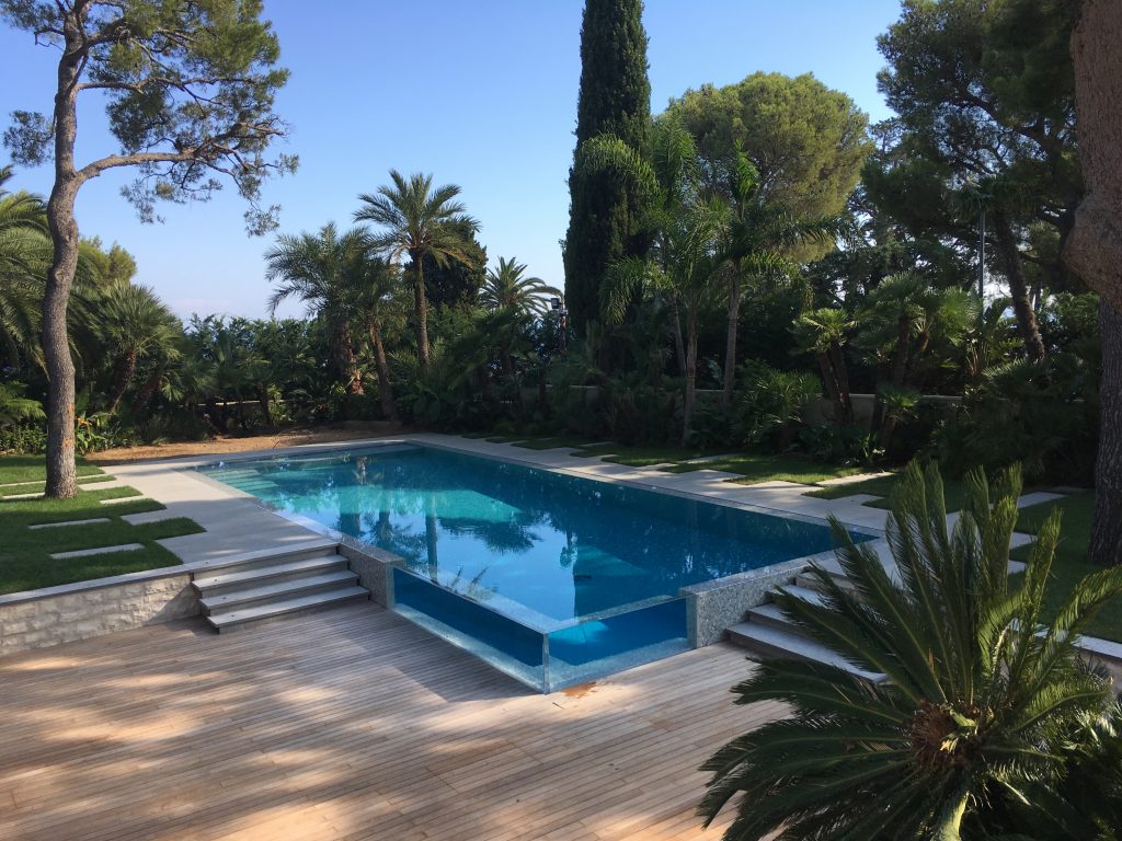 Piscine aux parois vitrées
