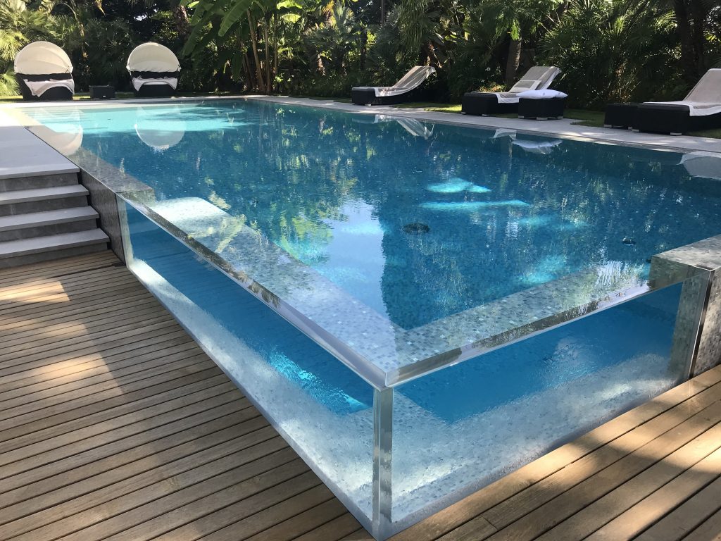 Piscine aux parois vitrées
